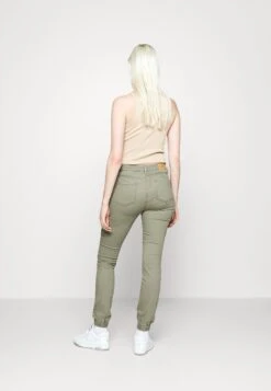 Vero Moda Tall Vmivy Ankle Pants - Cargobroek - Ivy Green -Vero Moda 05cc2eb0092046ed94a4cfe754643f25