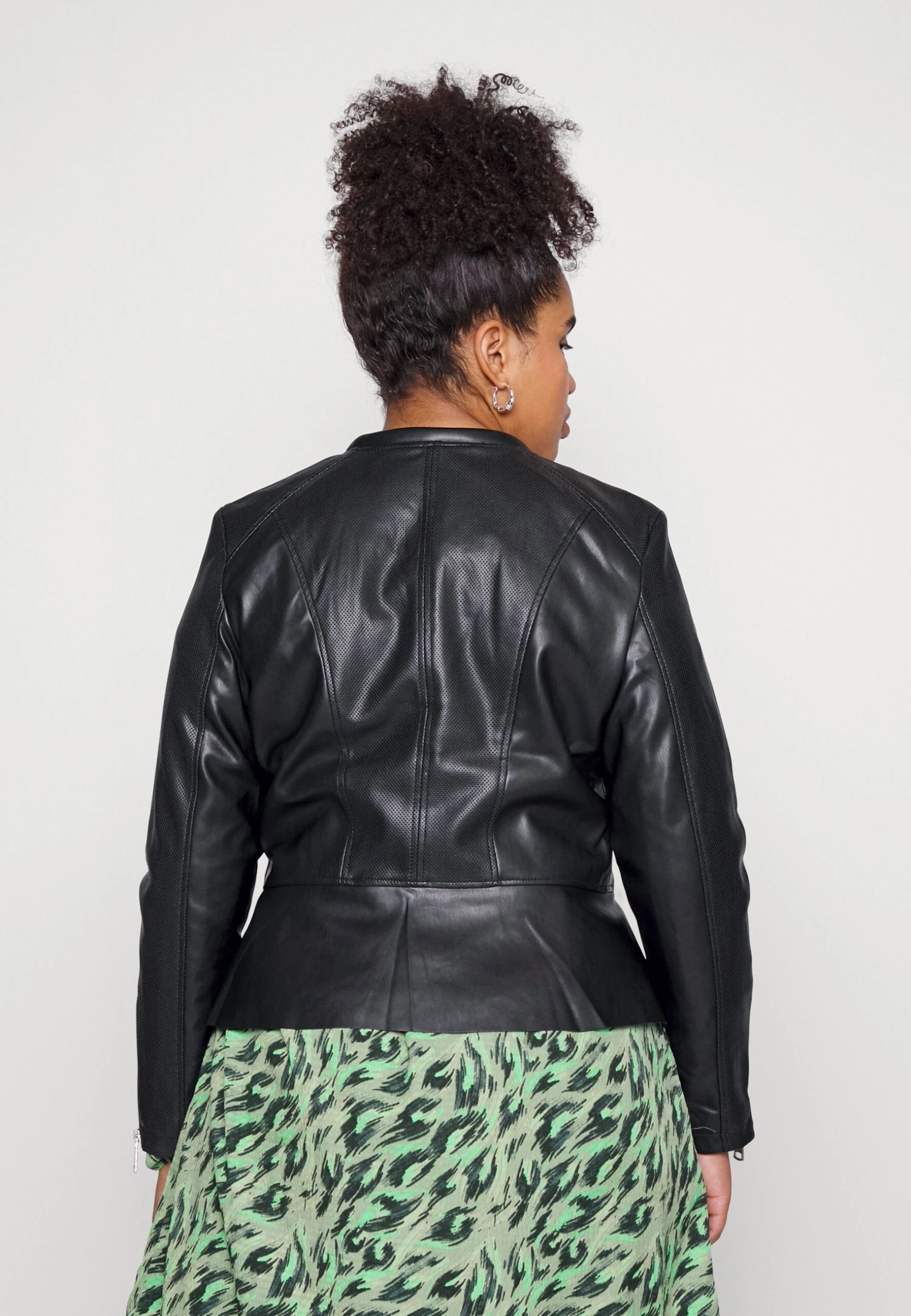 Vero Moda Curve Vmaveryally Short Coated Jacket - Imitatieleren Jas - Black 3 Vero Moda Curve Vmaveryally Short Coated Jacket - Imitatieleren Jas - Black - Afbeelding 3