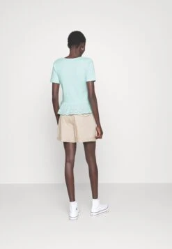 Vero Moda Tall Vmemily Peplum V Neck - T-Shirt Print - Limpet Shell -Vero Moda 29f3d61b410447a5a213eb11841f6c7a