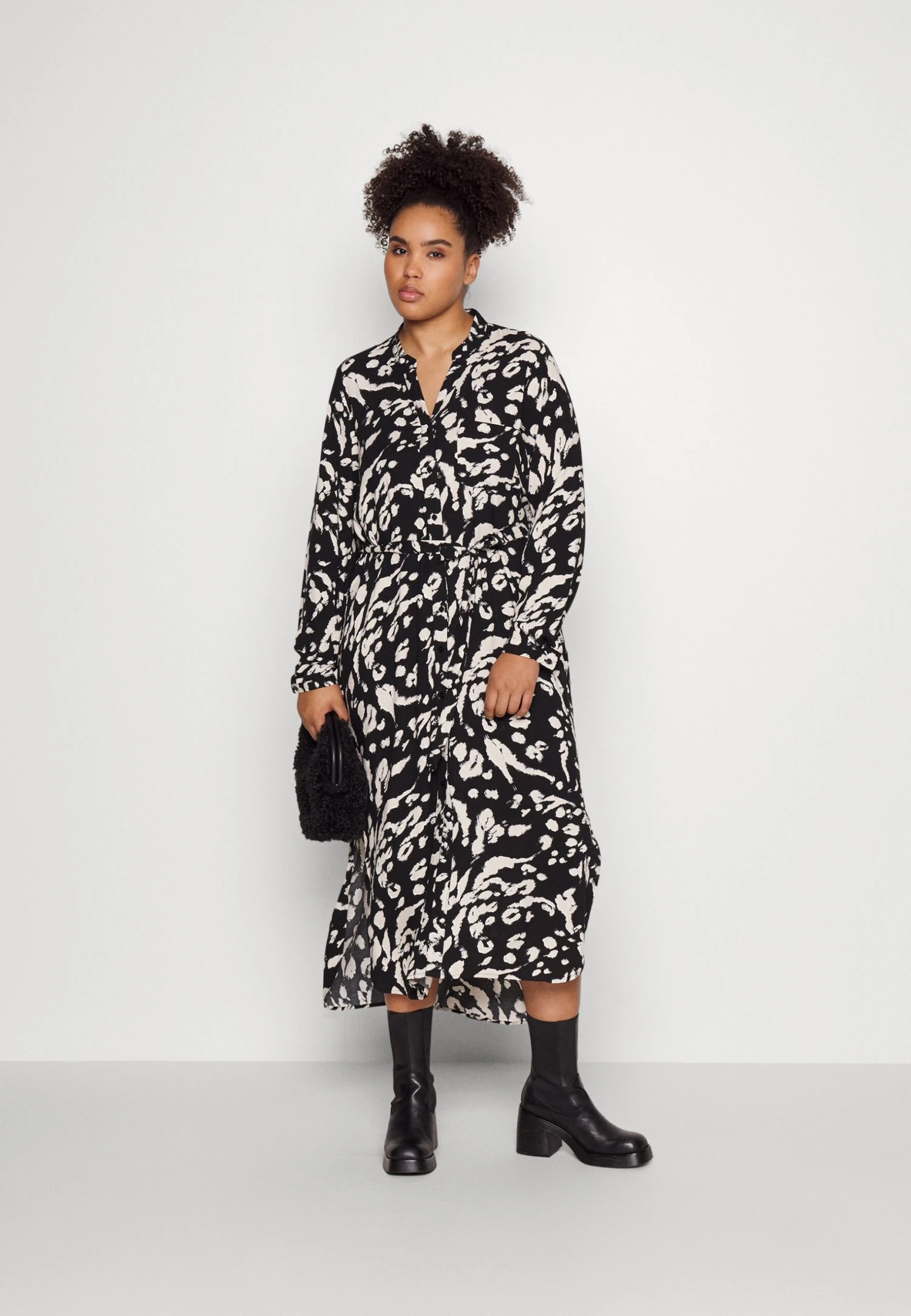 Vero Moda Curve Vmeasy Long V Neck Shirt Dress - Blousejurk - Black/Cila 2 Vero Moda Curve Vmeasy Long V Neck Shirt Dress - Blousejurk - Black/Cila - Afbeelding 2