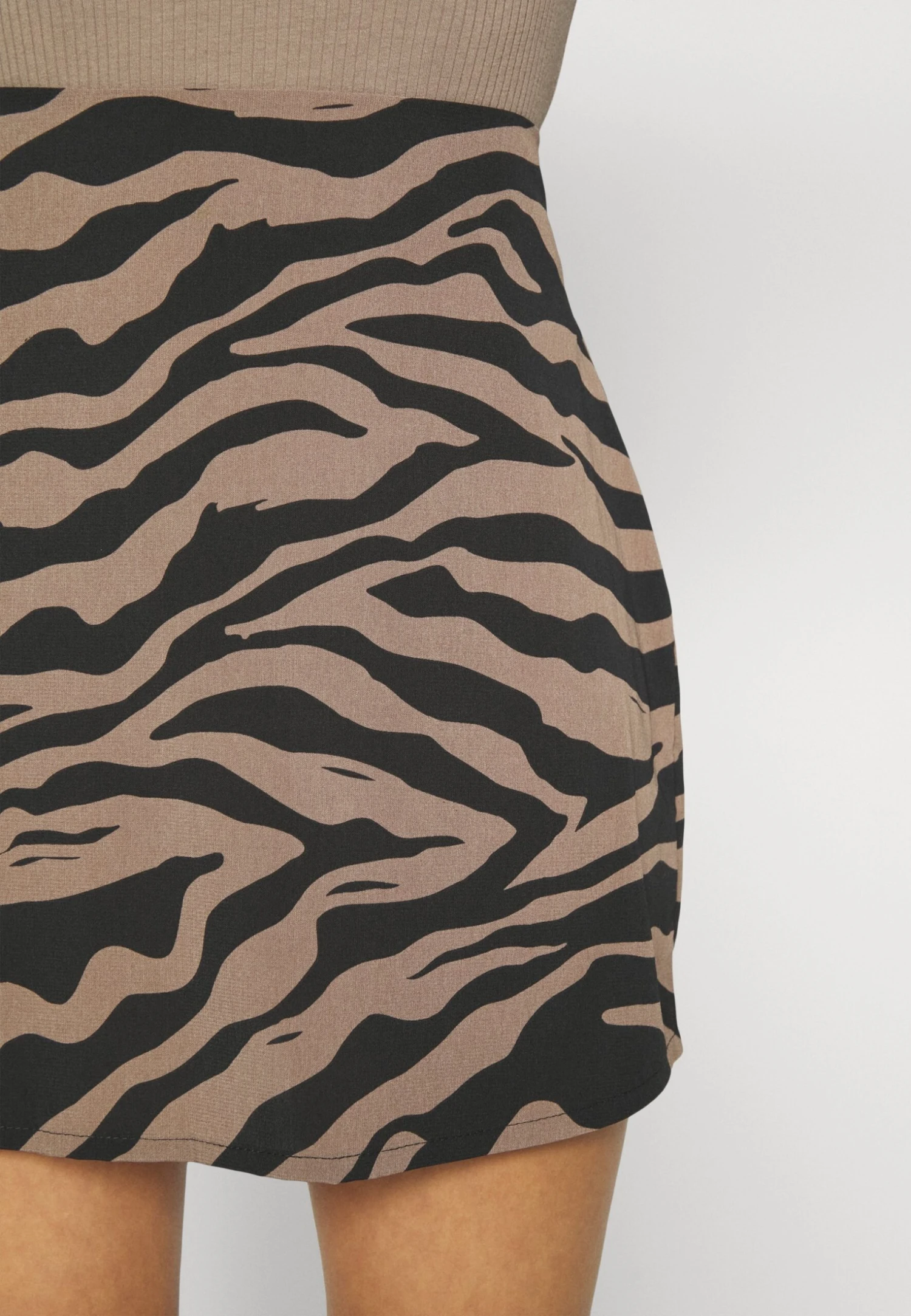 Vero Moda Petite Vmshilah Naja Short Skirt - Minirok - Brown/Perla 5 Vero Moda Petite Vmshilah Naja Short Skirt - Minirok - Brown/Perla - Afbeelding 5