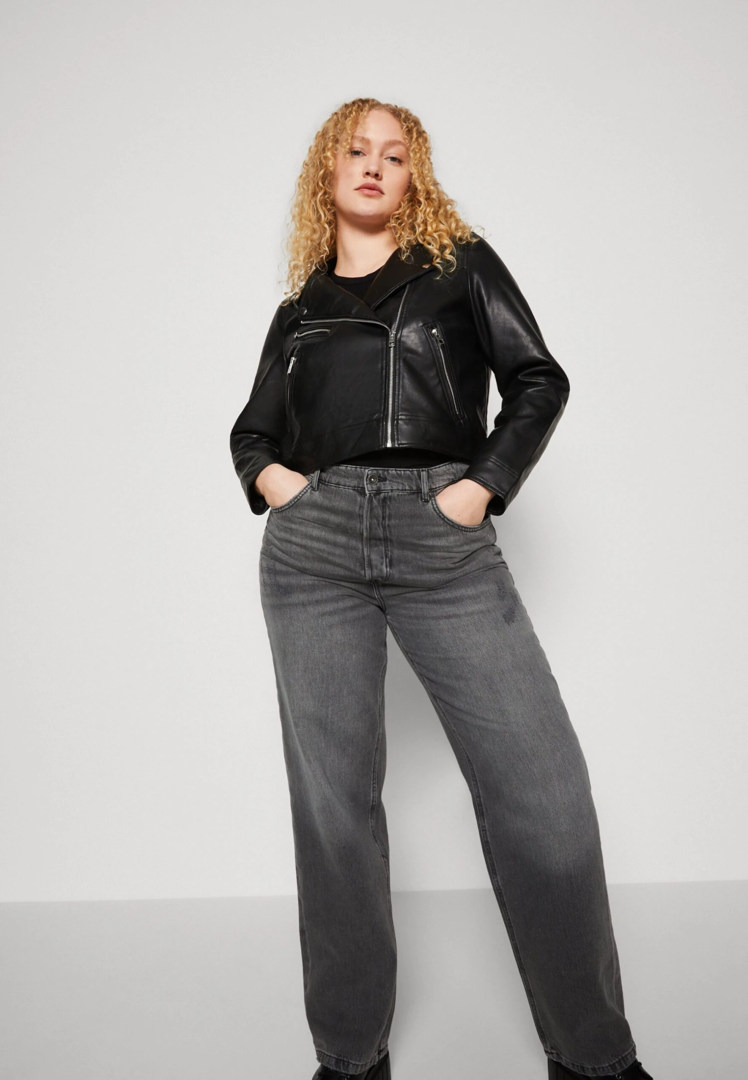 Vero Moda Curve Vmfine Heida Short Coated Jacket- Imitatieleren Jas - Black/Silver 4 Vero Moda Curve Vmfine Heida Short Coated Jacket- Imitatieleren Jas - Black/Silver - Afbeelding 4