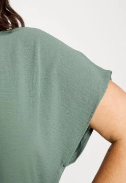 Vero Moda Curve Vmcinge Zip Cur - Blouse - Dark Forest -Vero Moda 49a1d3b79e00400c9be92cb45cdcc4e1