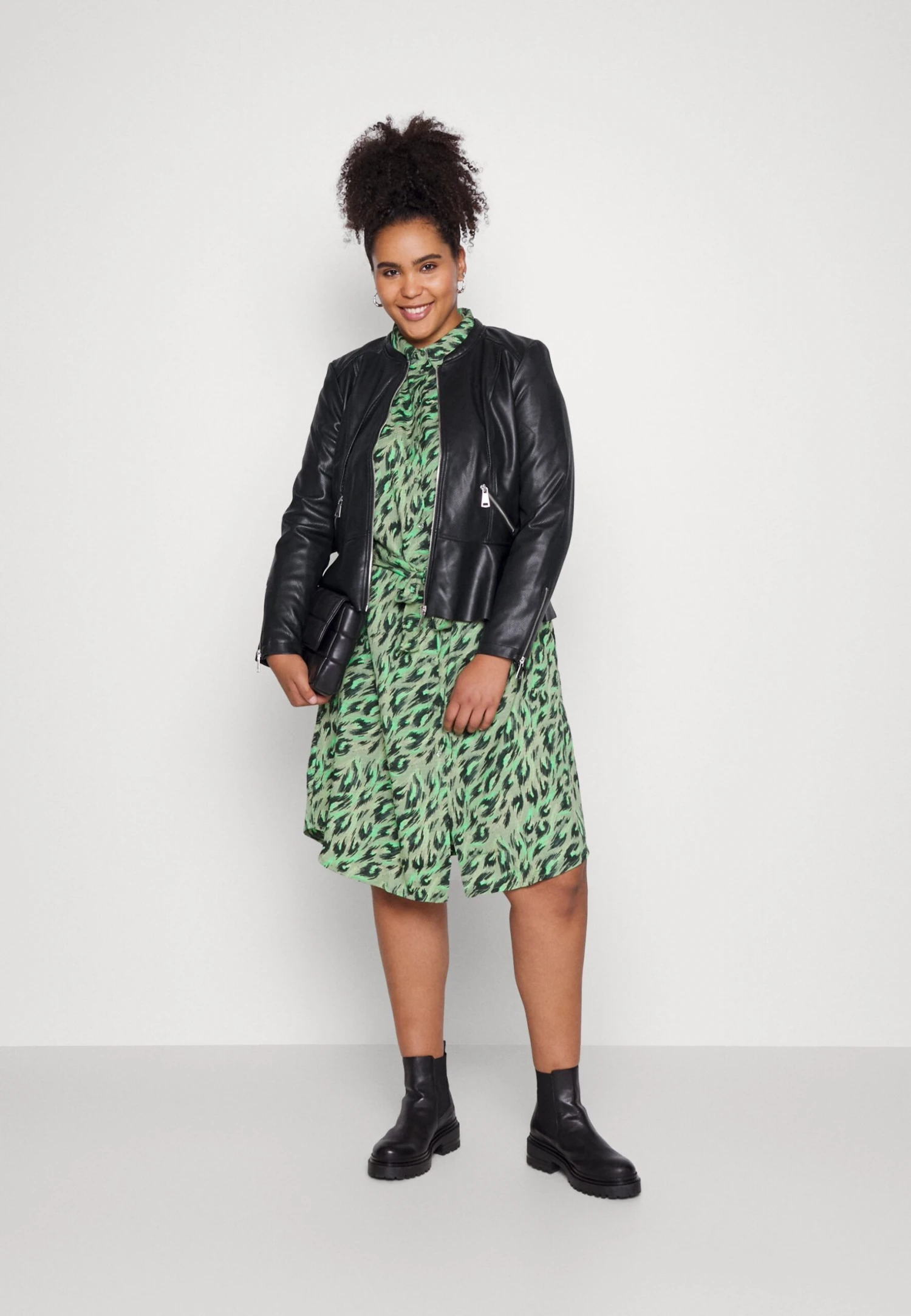 Vero Moda Curve Vmaveryally Short Coated Jacket - Imitatieleren Jas - Black 2 Vero Moda Curve Vmaveryally Short Coated Jacket - Imitatieleren Jas - Black - Afbeelding 2
