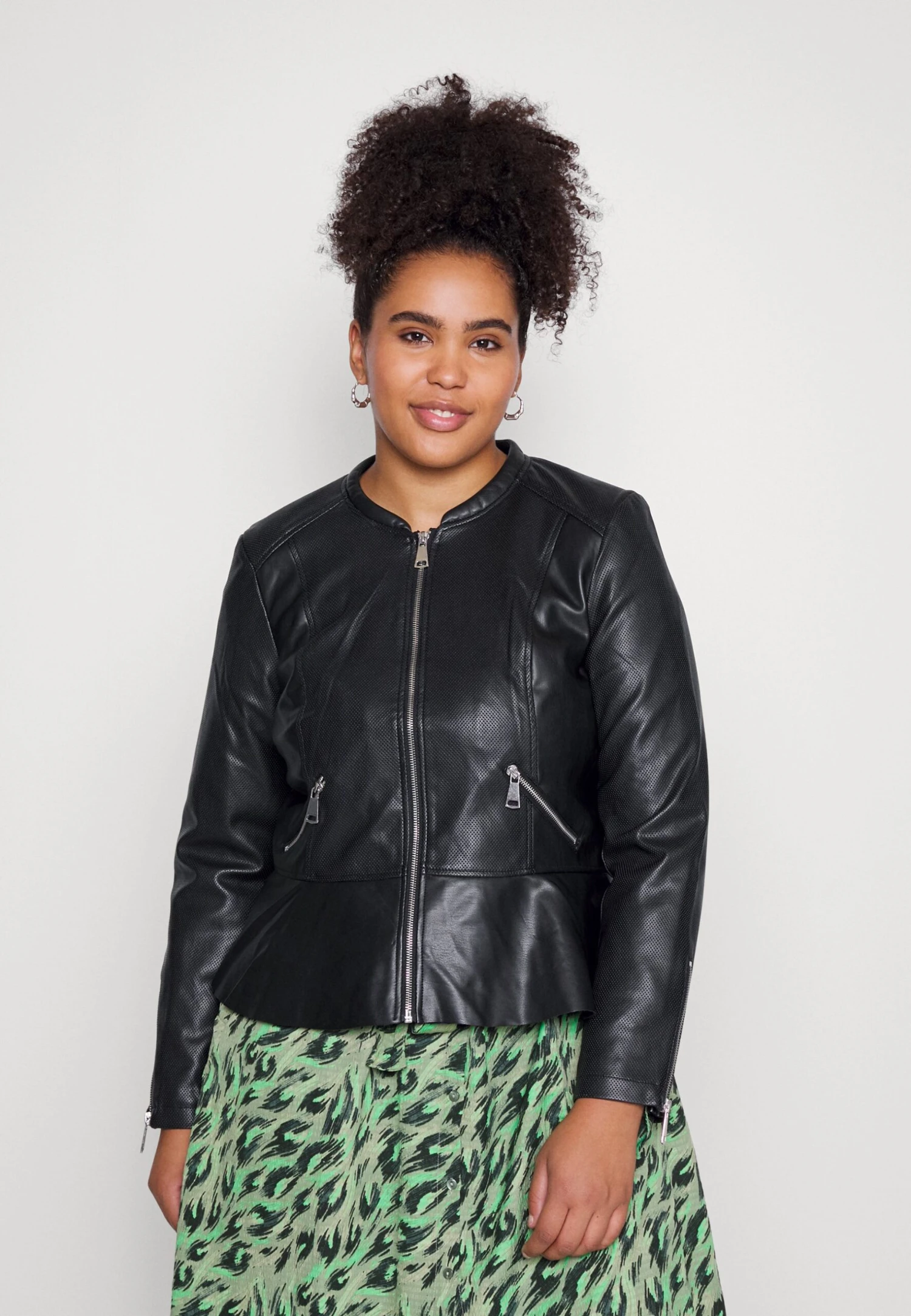 Vero Moda Curve Vmaveryally Short Coated Jacket - Imitatieleren Jas - Black 1 Vero Moda Curve Vmaveryally Short Coated Jacket - Imitatieleren Jas - Black