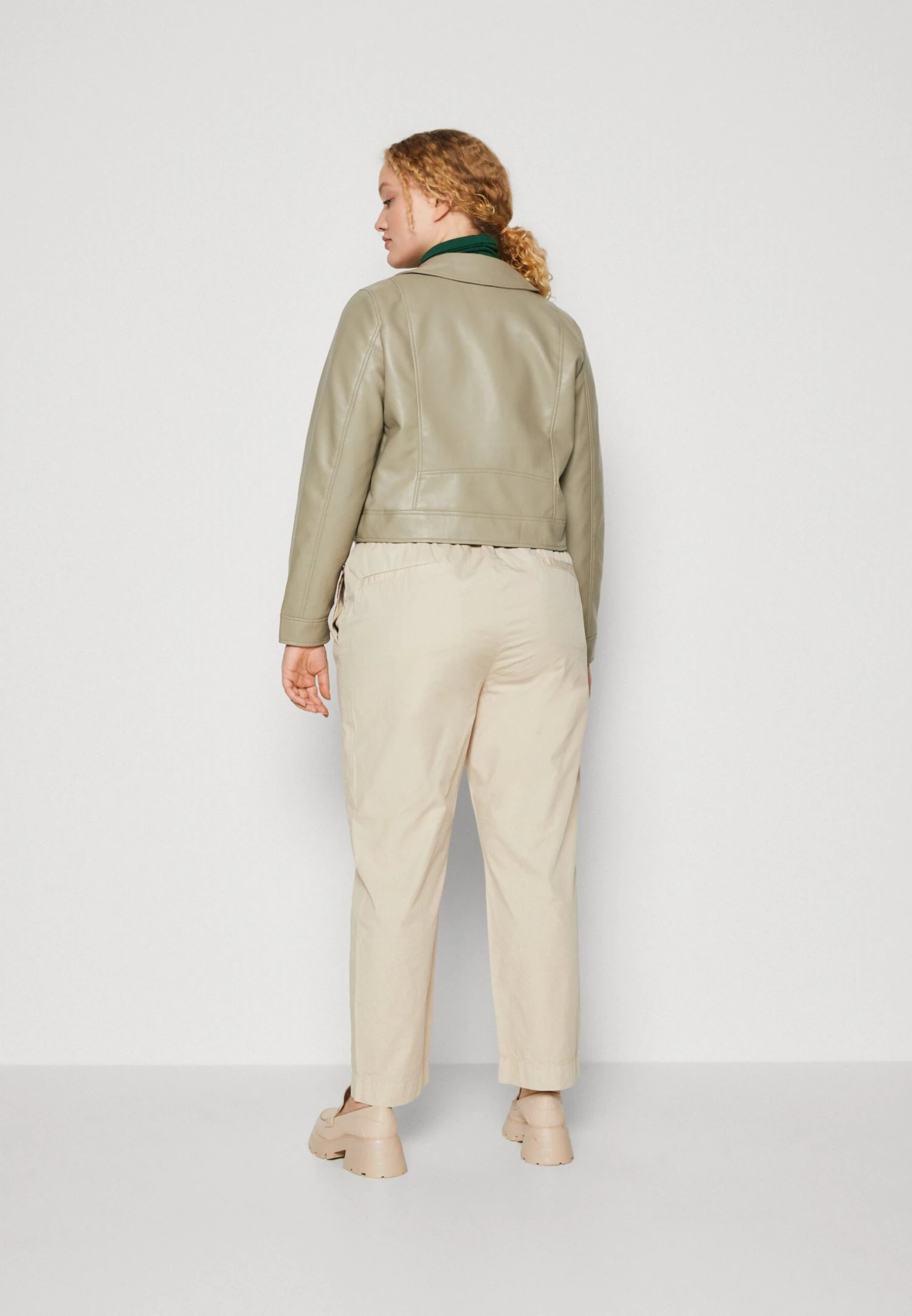 Vero Moda Curve Vmfine Heida Short Coated Jacket- Imitatieleren Jas - Laurel Oak/Gold 3 Vero Moda Curve Vmfine Heida Short Coated Jacket- Imitatieleren Jas - Laurel Oak/Gold - Afbeelding 3