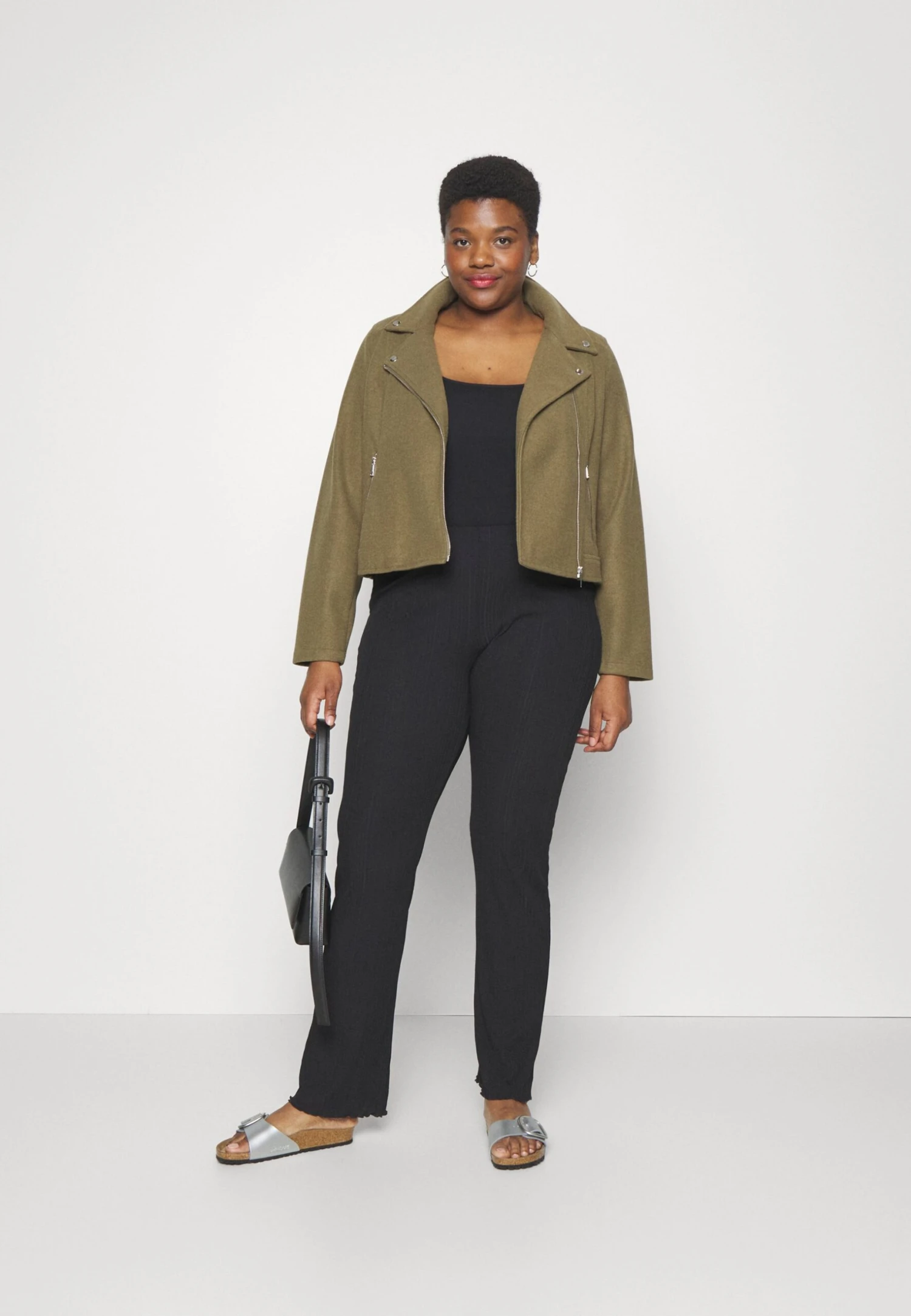 Vero Moda Curve Short Biker Jacket- Bomberjacks - Capers 2 Vero Moda Curve Short Biker Jacket- Bomberjacks - Capers - Afbeelding 2