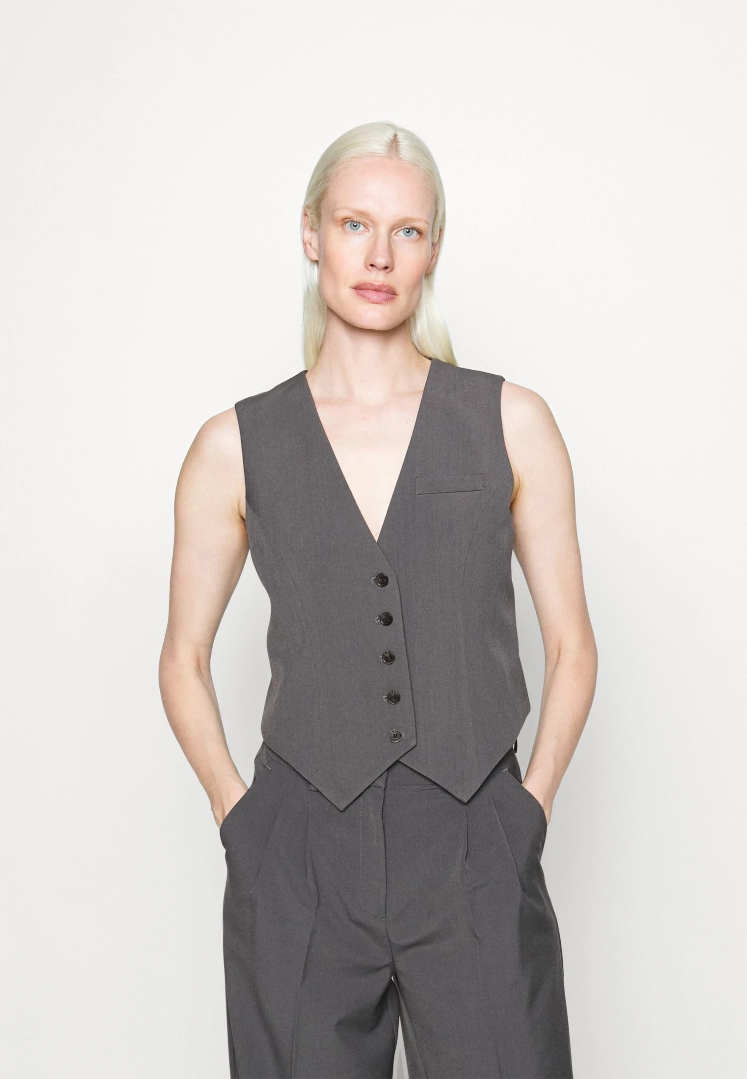 Vero Moda Tall Vmtroian Tailored Vest - Bodywarmer - Grey 1 Vero Moda Tall Vmtroian Tailored Vest - Bodywarmer - Grey