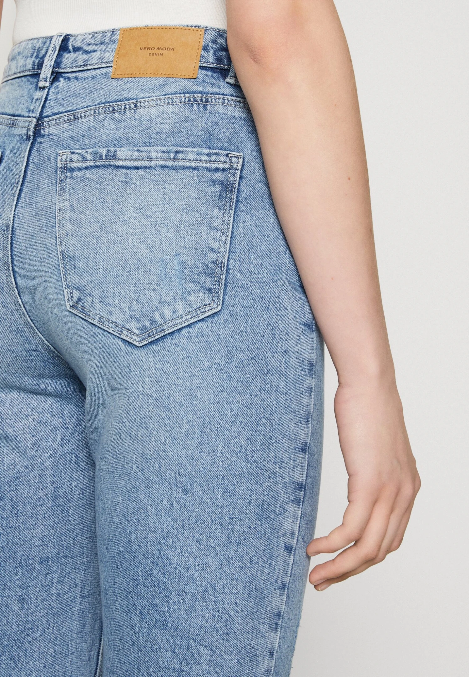 Vero Moda Vmlinda Mom - Jeans Tapered Fit - Light Blue Denim 6 Vero Moda Vmlinda Mom - Jeans Tapered Fit - Light Blue Denim - Afbeelding 6