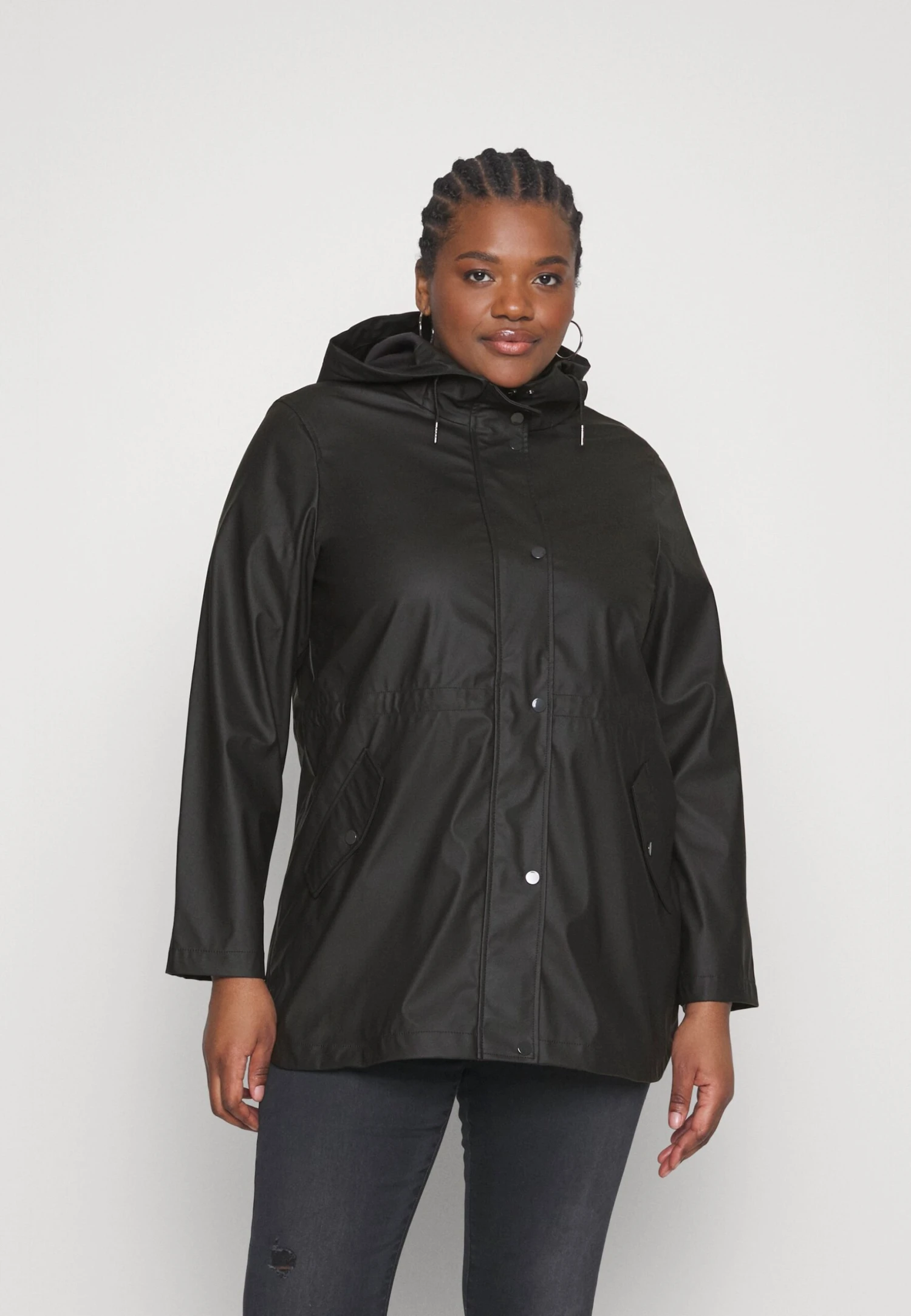 Vero Moda Curve Vmirina Sofine Coated Coat- Lichte Jas - Black 1 Vero Moda Curve Vmirina Sofine Coated Coat- Lichte Jas - Black