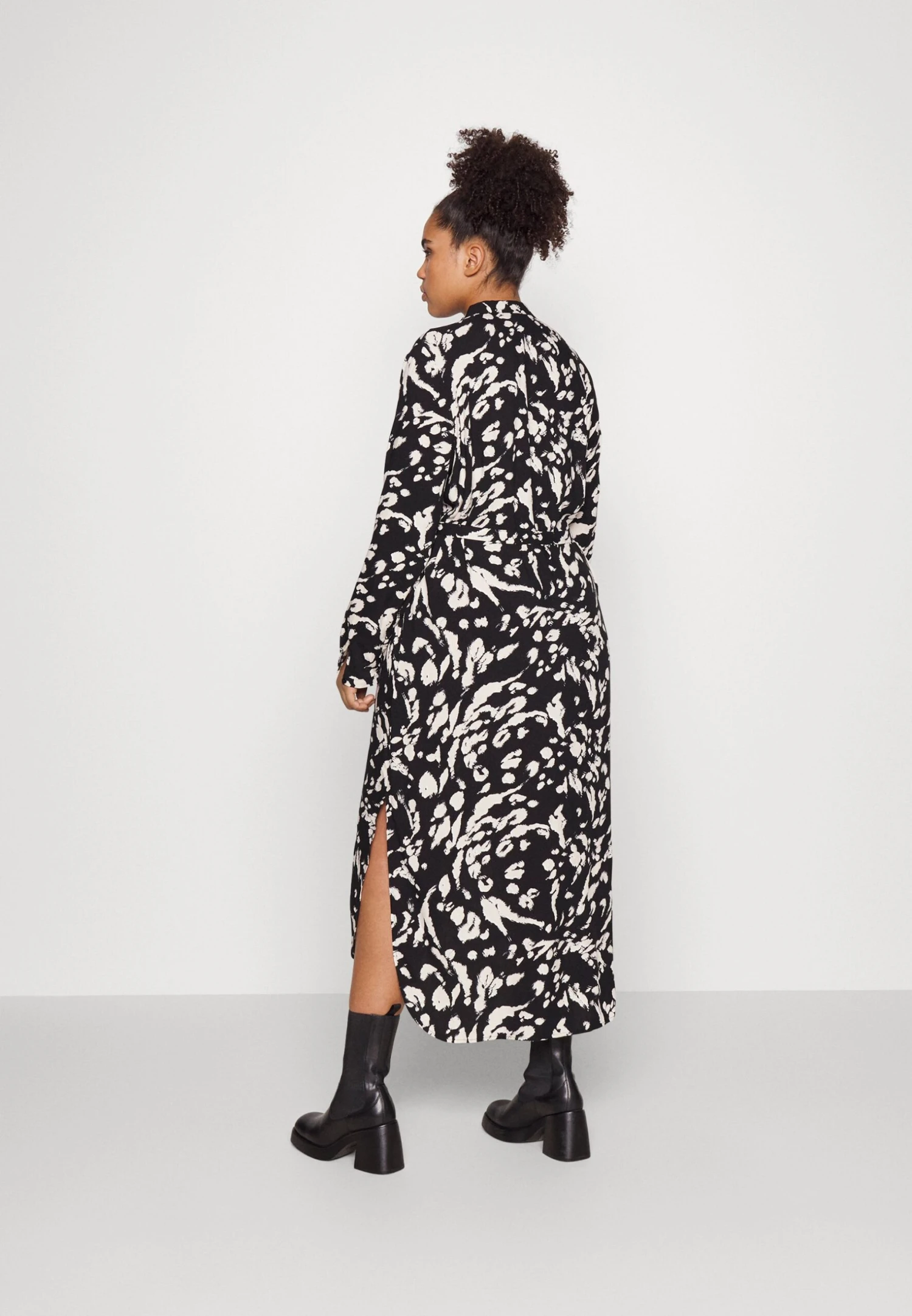 Vero Moda Curve Vmeasy Long V Neck Shirt Dress - Blousejurk - Black/Cila 3 Vero Moda Curve Vmeasy Long V Neck Shirt Dress - Blousejurk - Black/Cila - Afbeelding 3