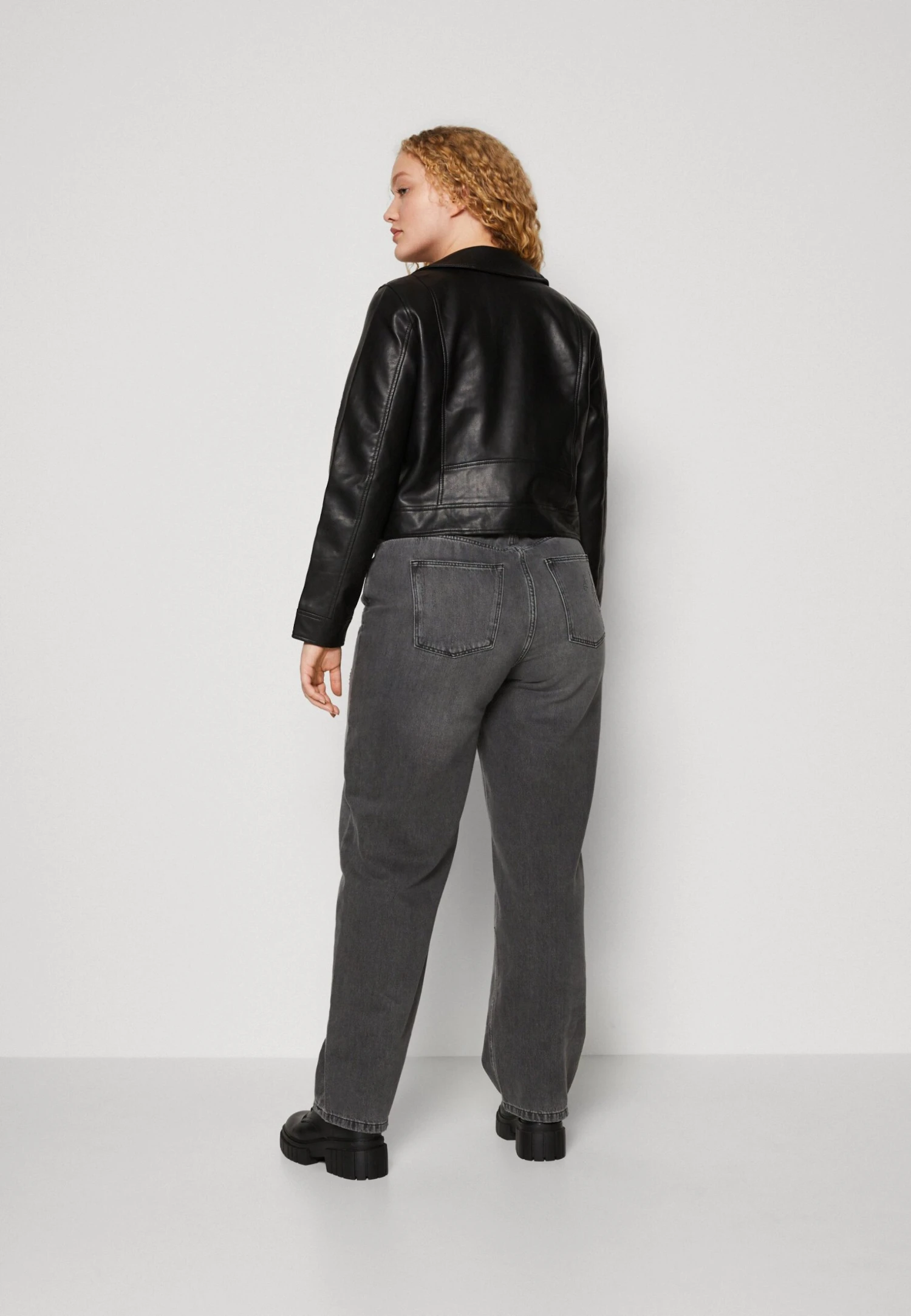Vero Moda Curve Vmfine Heida Short Coated Jacket- Imitatieleren Jas - Black/Silver 3 Vero Moda Curve Vmfine Heida Short Coated Jacket- Imitatieleren Jas - Black/Silver - Afbeelding 3