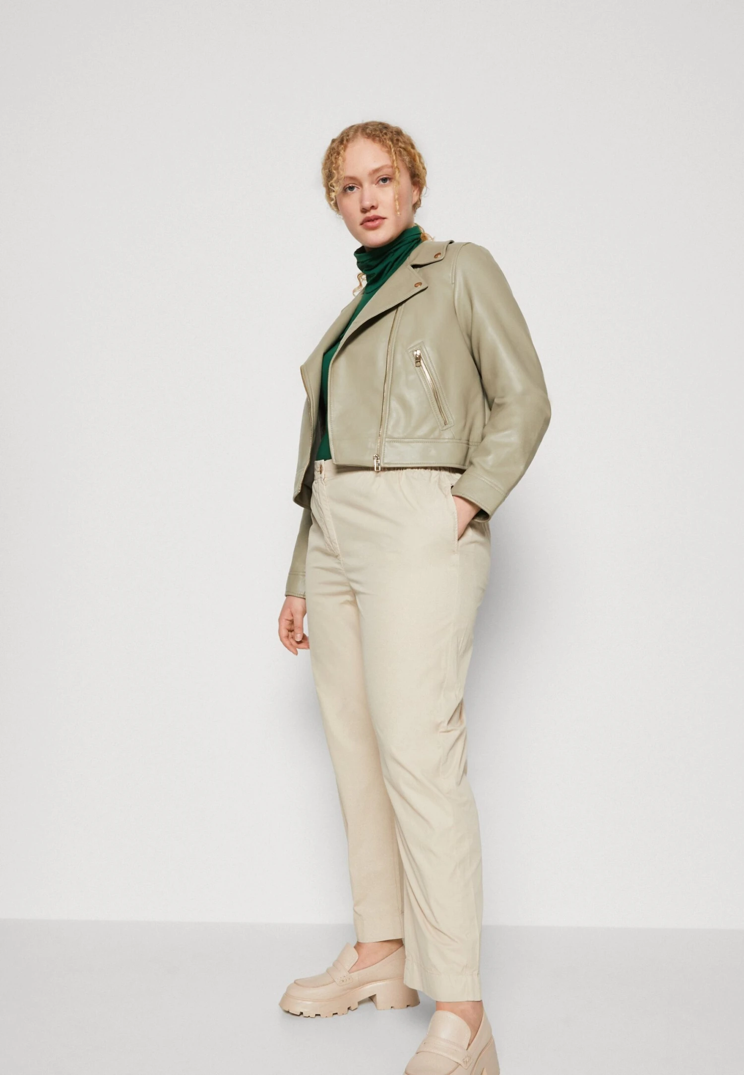 Vero Moda Curve Vmfine Heida Short Coated Jacket- Imitatieleren Jas - Laurel Oak/Gold 4 Vero Moda Curve Vmfine Heida Short Coated Jacket- Imitatieleren Jas - Laurel Oak/Gold - Afbeelding 4