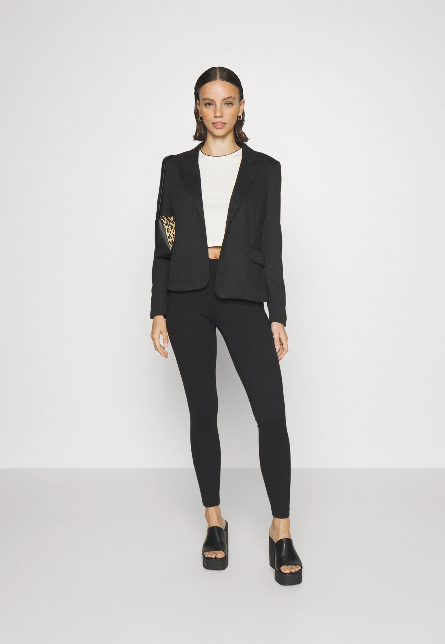 Vero Moda Petite Vmsumijulia Classic - Blazer - Black 2 Vero Moda Petite Vmsumijulia Classic - Blazer - Black - Afbeelding 2