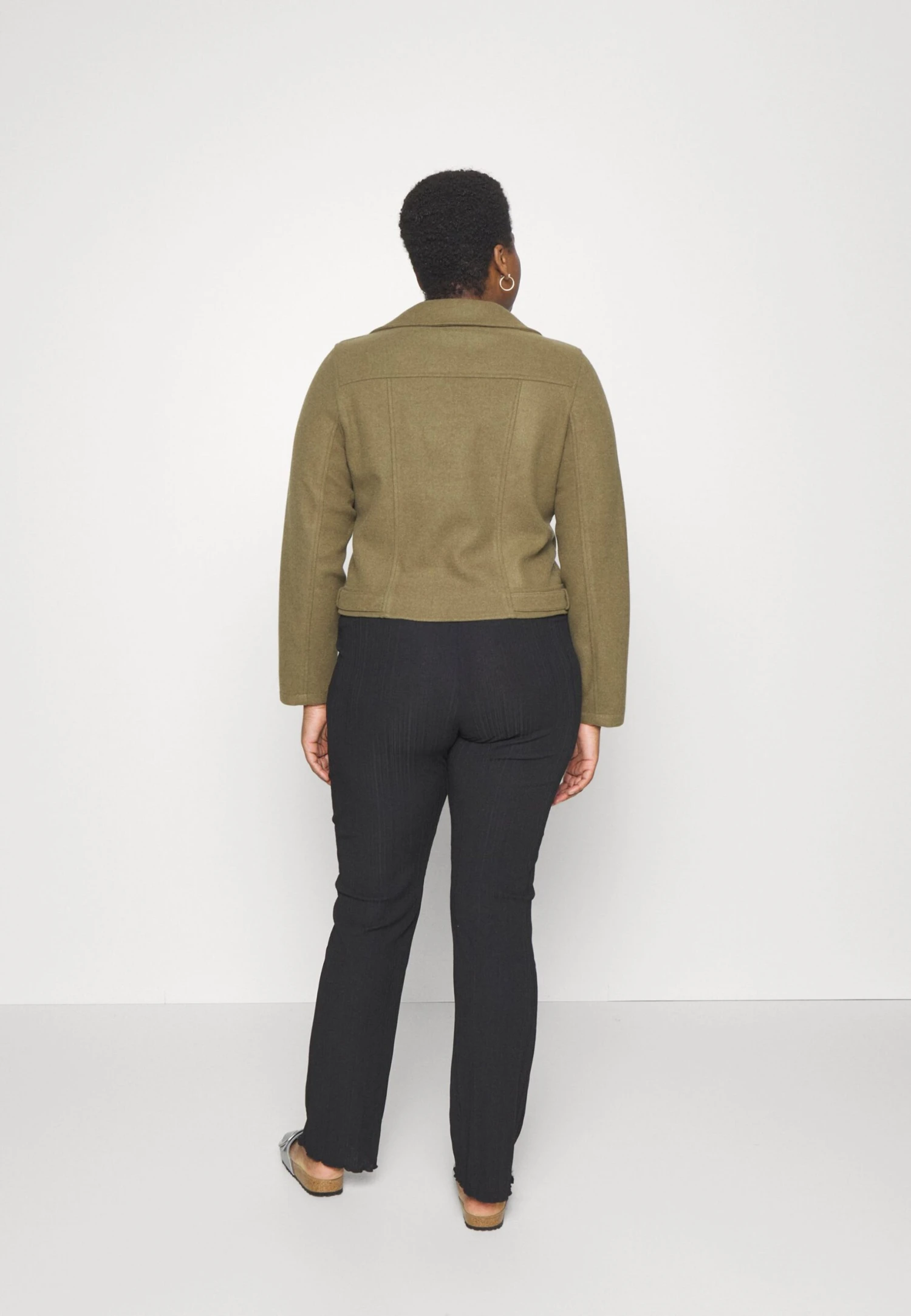 Vero Moda Curve Short Biker Jacket- Bomberjacks - Capers 3 Vero Moda Curve Short Biker Jacket- Bomberjacks - Capers - Afbeelding 3